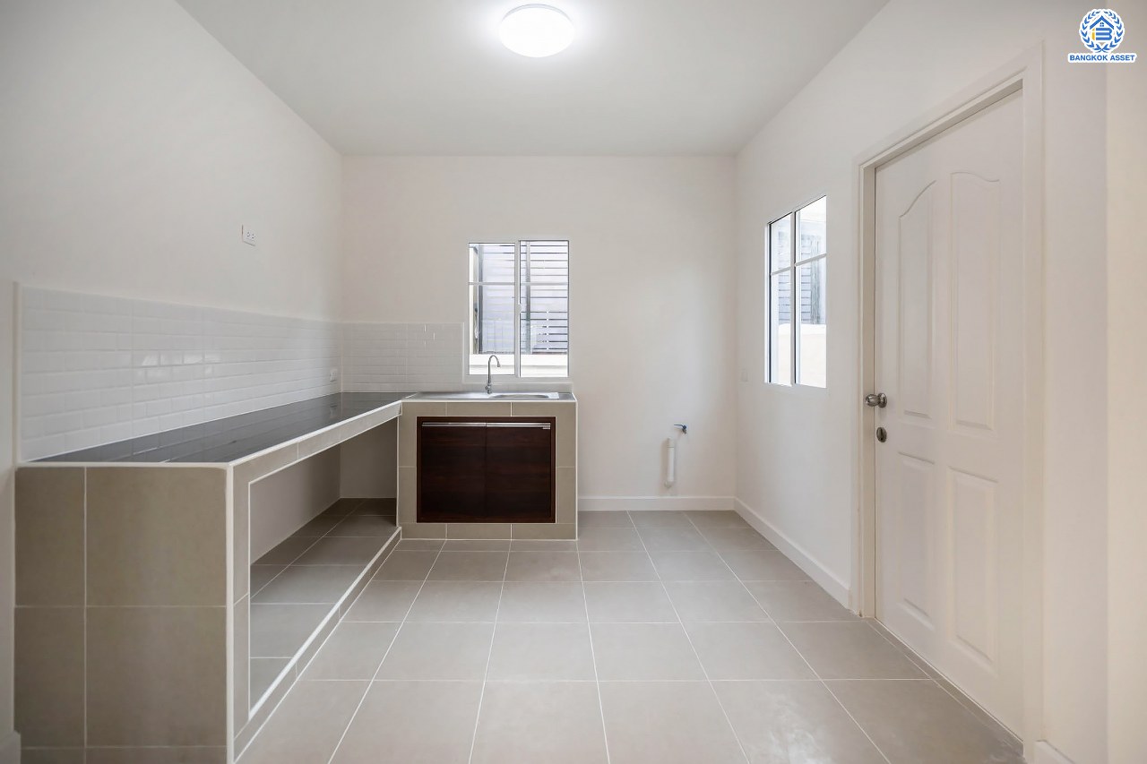 บ้านมือสองตกแต่งใหม่ โครงการ ภัสสร19 วัชรพล-วงแหวน บ้านเดี่ยวหลังมุม เนื้อที่ 58.4 ตร.ว. ฟังก์ชัน 3 ห้องนอน 2 ห้องน้ำ จอดรถได้ 2 คัน บนทำเลเดินทางสะดวก ติดถนนจตุโชติ เชื่อมต่อหลายเส้นทาง ใกล้ทางด่วน "จตุโชติ" และห้างสรรพสินค้าแฟชั่นไอส์แลนด์